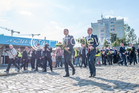  25.08.2017 GDANSK<br />WIZYTA PREZYDENTA ANDRZEJA DUDY NA KONFERENCJI KONSTYTUCYJNEJ W GDANSKU<br />N/Z ANDRZEJ DUDA I DARIUSZ DRELICH SKLADAJA KWIATY POD BRAMA STOCZNI GDANSKIEJ<br /> 