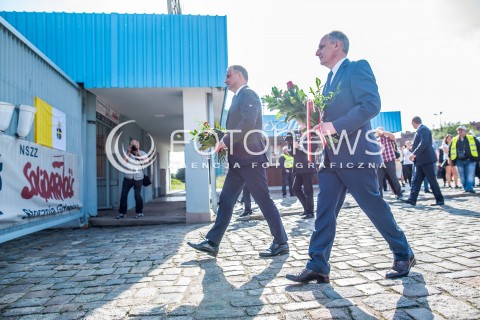  25.08.2017 GDANSK<br />WIZYTA PREZYDENTA ANDRZEJA DUDY NA KONFERENCJI KONSTYTUCYJNEJ W GDANSKU<br />N/Z ANDRZEJ DUDA I DARIUSZ DRELICH SKLADAJA KWIATY POD BRAMA STOCZNI GDANSKIEJ<br /> 