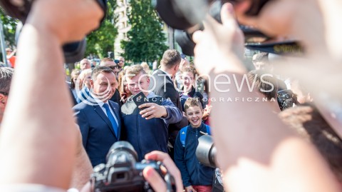  25.08.2017 GDANSK<br />WIZYTA PREZYDENTA ANDRZEJA DUDY NA KONFERENCJI KONSTYTUCYJNEJ W GDANSKU<br />N/Z ANDRZEJ DUDA POZUJE DO ZDJEC Z DZIECMI SELFIE<br /> 