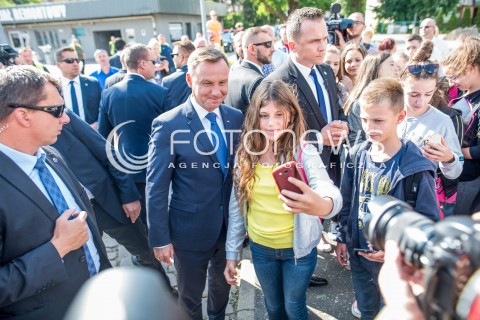  25.08.2017 GDANSK<br />WIZYTA PREZYDENTA ANDRZEJA DUDY NA KONFERENCJI KONSTYTUCYJNEJ W GDANSKU<br />N/Z ANDRZEJ DUDA POZUJE DO ZDJEC Z DZIECMI SELFIE OCHRONA BOR<br /> 