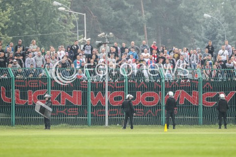  26.08.2017 STALOWA WOLA<br />PILKA NOZNA - II LIGA - 6. KOLEJKA<br />MECZ STAL STALOWA WOLA - LKS LODZ <br />N/Z KIBICE LKSU LODZ POLICJA OPRAWA ULICZNI WOJOWNICY TRANSPARENT<br /> 
