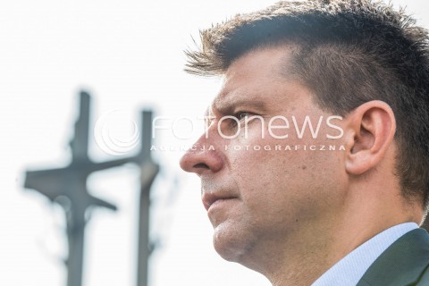  31.08.2017 GDANSK<br />MOC SOLIDARNOSCI OBCHODY POROZUMIENIA SIERPNIA 80. ORGANIZOWANA PRZEZ KOD POMORZE<br />N/Z RYSZARD PETRU NA TLE POMNIKA POLEGLYCH STOCZNIOWCOW<br /> 