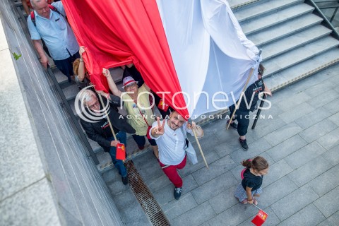  31.08.2017 GDANSK<br />MARSZ KOMITETU OBRONY DEMOKRACJI W GDANSKU<br />N/Z UCZESTNICY MARSZU FLAGA<br /> 