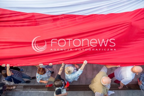  31.08.2017 GDANSK<br />MARSZ KOMITETU OBRONY DEMOKRACJI W GDANSKU<br />N/Z UCZESTNICY MARSZU FLAGA<br /> 