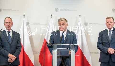  01.09.2017 WARSZAWA<br />KONFERENCJA NA TEMAT UTWORZENIA KRAJOWEGO OSRODKA WSPARCIA ROLNICTWA<br />N/Z KRZYSZTOF JURGIEL ZBIGNIEW BABALSKI WITOLD STROBEL<br /> 
