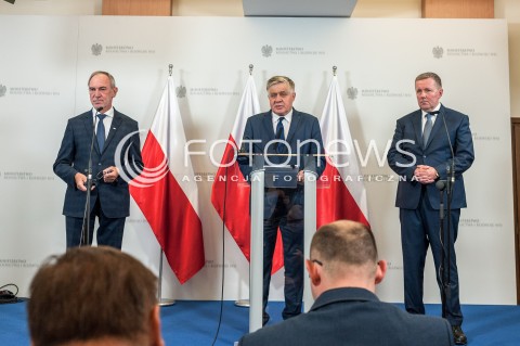  01.09.2017 WARSZAWA<br />KONFERENCJA NA TEMAT UTWORZENIA KRAJOWEGO OSRODKA WSPARCIA ROLNICTWA<br />N/Z KRZYSZTOF JURGIEL ZBIGNIEW BABALSKI WITOLD STROBEL<br /> 