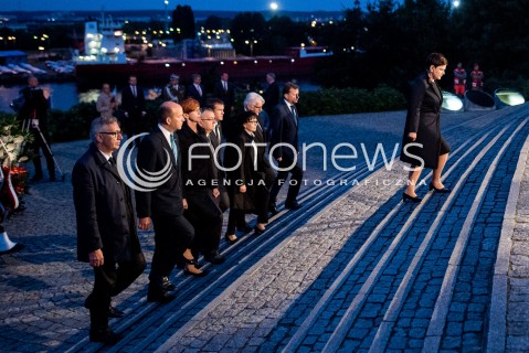  01.09.2017 GDANSK<br />78. ROCZNICA WYBUCHU II WOJNY SWIATOWEJ NA WESTERPLATTE<br />N/Z BEATA SZYDLO WRAZ Z MINISTRAMI KONSTANTY RADZIWILL ELZBIETA RAFALSKA MARIUSZ BLASZCZAK WITOLD WASZCZYKOWSKI SKLADA KWIATY POD POMNIKIEM OBRONCOW WYBRZEZA NA WESTERPLATTE<br /> 