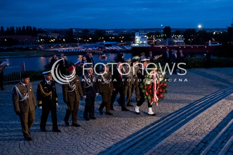  01.09.2017 GDANSK<br />78. ROCZNICA WYBUCHU II WOJNY SWIATOWEJ NA WESTERPLATTE<br />N/Z ANTONI MACIEREWICZ Z DELEGACJA WOJSKA POLSKIEGO SKLADA KWIATY POD POMNIKIEM OBRONCOW WYBRZEZA<br /> 