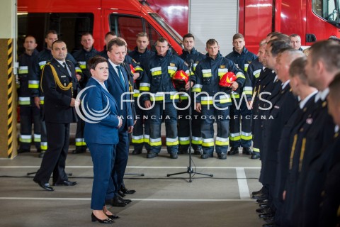  01.09.2017 GDANSK<br />SPOTKANIE BEATY SZYDLO ZE STRAZAKAMI I POLICJANTAMI BIORACYMI UDZIAL W USUWANIU SKUTKOW NAWALNIC W WOJEWODZTWIE POMORSKIM<br />N/Z BEATA SZYDLO MARIUSZ BLASZCZAK<br /> 