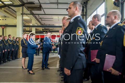  01.09.2017 GDANSK<br />SPOTKANIE BEATY SZYDLO ZE STRAZAKAMI I POLICJANTAMI BIORACYMI UDZIAL W USUWANIU SKUTKOW NAWALNIC W WOJEWODZTWIE POMORSKIM<br />N/Z BEATA SZYDLO MARIUSZ BLASZCZAK<br /> 