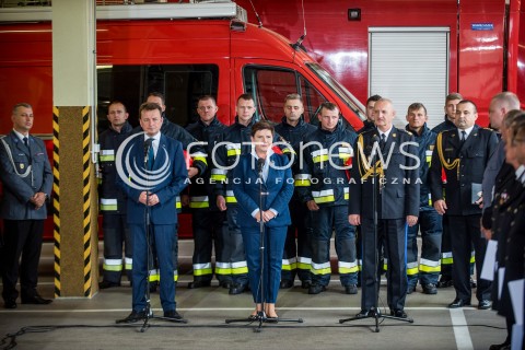  01.09.2017 GDANSK<br />SPOTKANIE BEATY SZYDLO ZE STRAZAKAMI I POLICJANTAMI BIORACYMI UDZIAL W USUWANIU SKUTKOW NAWALNIC W WOJEWODZTWIE POMORSKIM<br />N/Z MARIUSZ BLASZCZAK BEATA SZYDLO LESZEK SUSKI<br /> 