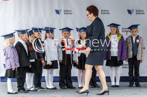  04.09.2017 DOBRZECHOW (WOJ. PODKARPACKIE)<br />OGOLNOPOLSKA INAUGURACJA ROKU SZKOLNEGO 2017/2018 Z UDZIALEM PREMIER BEATY SZYDLO W CENTRUM KSZTALCENIA PRAKTYCZNEGO W DOBRZECHOWIE<br />N/Z DZIECI UCZNIOWIE PASOWANIE NA UCZNIA ANNA ZALEWSKA<br /> 