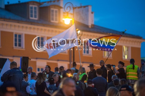  10.09.2017 WARSZAWA<br />MIESIECZNICA SMOLENSKA<br />N/Z UCZESTNICY KONTRMANIFESTACJI Z FLAGAMI OBYWATELE RP<br /> 