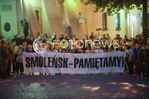  10.09.2017 WARSZAWA<br />MIESIECZNICA SMOLENSKA<br />N/Z UCZESTNICY MANIFESTACJI NIOSACY TRANSPARENT SMOLENSK PAMIETAMY<br /> 