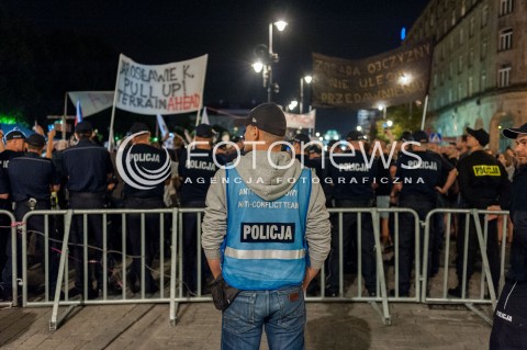  10.09.2017 WARSZAWA<br />MIESIECZNICA SMOLENSKA<br />N/Z POLICJANT ANTI CONFLICT TEAM NA TLE PROTESTUJACYCH POLICJANCI BARIERKI TRANSPARENTY BARIERKI OGRODZENIE<br /> 