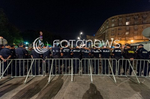  10.09.2017 WARSZAWA<br />MIESIECZNICA SMOLENSKA<br />N/Z POLICJA NA TELE PROTESTUJACYCH BARIERKI BARIERKI OGRODZENIE<br /> 