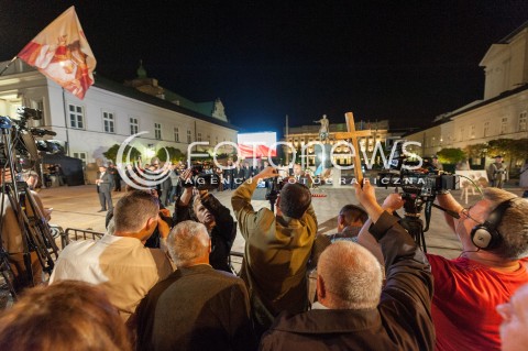  10.09.2017 WARSZAWA<br />MIESIECZNICA SMOLENSKA<br />N/Z UCZESTNICY WYDARZENIA Z KRZYZEM OBRONCY KRZYZA DZIENNIKARZE MEDIA<br /> 