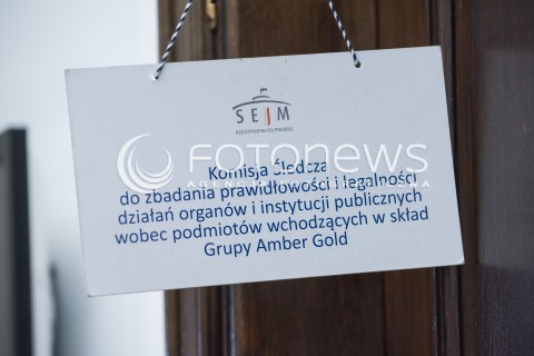  12.09.2017 WARSZAWA SEJM<br />KOMISJA SLEDCZA DS. AMBER GOLD<br />N/Z TABLICZKA NAPIS KOMISJA SLEDCZA DO ZBADANIA PRAWIDLOWOSCI I LEGALNOSCI DZIALAN ORGANOW I INSTYTUCJI PUBLICZNYCH WOBEC PODMIOTOW WCHODZACYCH W SKLAD GRUPY AMBER GOLD<br /> 