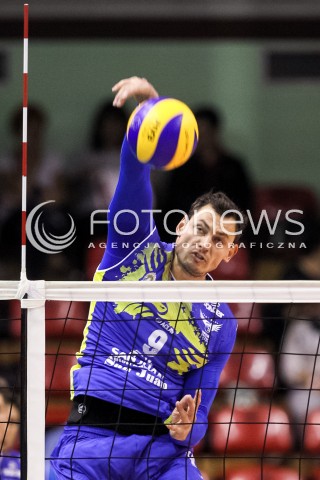  16.09.2017 KROSNO  <br />X MIEDZYNARODOWY TURNIEJ O PUCHAR PREZYDENTA MIASTA KROSNA<br />MECZ ASSECO RESOVIA - UPCAN SAN JUAN VOLLEY CLUB ARGENTYNA<br />N/Z ZBIGNIEW BARTMAN SYLWETKA ATAK <br /> 