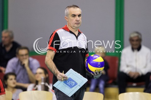  16.09.2017 KROSNO  <br />X MIEDZYNARODOWY TURNIEJ O PUCHAR PREZYDENTA MIASTA KROSNA<br />MECZ ASSECO RESOVIA - UPCAN SAN JUAN VOLLEY CLUB ARGENTYNA<br />N/Z ROBERTO SERNIOTTI - I TRENER ( HEAD COACH ) SYLWETKA <br /> 