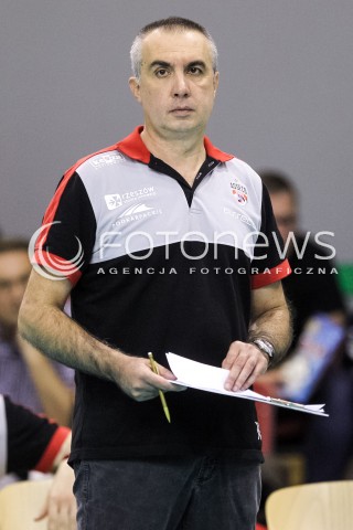  16.09.2017 KROSNO  <br />X MIEDZYNARODOWY TURNIEJ O PUCHAR PREZYDENTA MIASTA KROSNA<br />MECZ ASSECO RESOVIA - UPCAN SAN JUAN VOLLEY CLUB ARGENTYNA<br />N/Z ROBERTO SERNIOTTI - I TRENER ( HEAD COACH ) SYLWETKA <br /> 