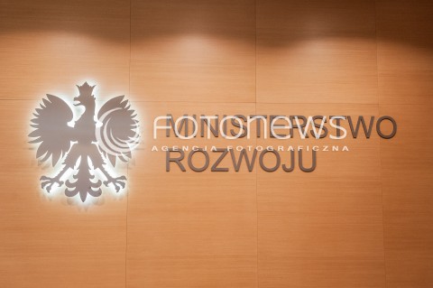  18.09.2017 WARSZAWA<br />KONFERENCJA JAK ROZWIAZAC PROBLEM SMOGU<br />N/Z MINISTERSTWO ROZWOJU TABLICA TABLICZKA NAPIS LOGO<br /> 