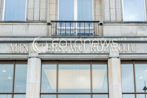  18.09.2017 WARSZAWA<br />KONFERENCJA JAK ROZWIAZAC PROBLEM SMOGU<br />N/Z MINISTERSTWO ROZWOJU TABLICA TABLICZKA NAPIS BUDYNEK<br /> 