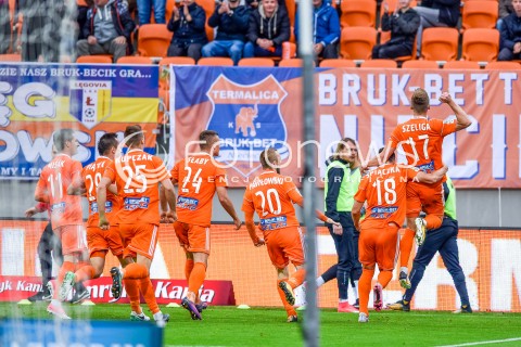 23.09.2017 NIECIECZA <br />PILKA NOZNA - EKSTRAKLASA SEZON 2017/2018<br />MECZ BRUK-BET TERMALICA NIECIECZA - LECHIA GDANSK<br />N/Z BARTOSZ SZELIGA BARTOSZ SPIACZKA RADOSC GOL BRAMKA NA 1:0<br /> 