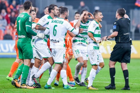  23.09.2017 NIECIECZA <br />PILKA NOZNA - EKSTRAKLASA SEZON 2017/2018<br />MECZ BRUK-BET TERMALICA NIECIECZA - LECHIA GDANSK<br />N/Z TOMASZ MUSIAL DYKTUJE RZUT KARNY DLA TERMALICA BRUK-BET NIECIECZA<br /> 