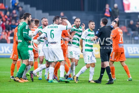  23.09.2017 NIECIECZA <br />PILKA NOZNA - EKSTRAKLASA SEZON 2017/2018<br />MECZ BRUK-BET TERMALICA NIECIECZA - LECHIA GDANSK<br />N/Z TOMASZ MUSIAL DYKTUJE RZUT KARNY DLA TERMALICA BRUK-BET NIECIECZA<br /> 