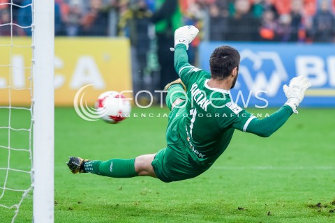  23.09.2017 NIECIECZA <br />PILKA NOZNA - EKSTRAKLASA SEZON 2017/2018<br />MECZ BRUK-BET TERMALICA NIECIECZA - LECHIA GDANSK<br />N/Z DUSAN KUCIAK RZUT KARNY BRAMKA GOL NA 2:1<br /> 