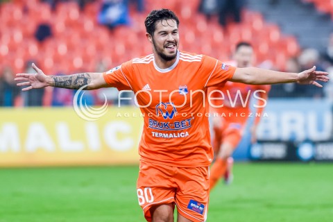  23.09.2017 NIECIECZA <br />PILKA NOZNA - EKSTRAKLASA SEZON 2017/2018<br />MECZ BRUK-BET TERMALICA NIECIECZA - LECHIA GDANSK<br />N/Z GABRIEL IANCU RZUT KARNY RADOSC BRAMKA GOL NA 2:1<br /> 