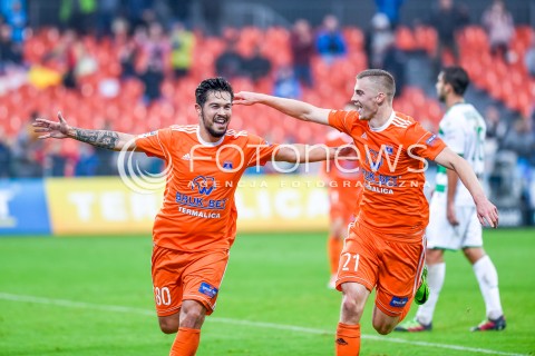  23.09.2017 NIECIECZA <br />PILKA NOZNA - EKSTRAKLASA SEZON 2017/2018<br />MECZ BRUK-BET TERMALICA NIECIECZA - LECHIA GDANSK<br />N/Z GABRIEL IANCU VLADISLAVS GUTKOVSKIS RZUT KARNY RADOSC BRAMKA GOL NA 2:1<br /> 