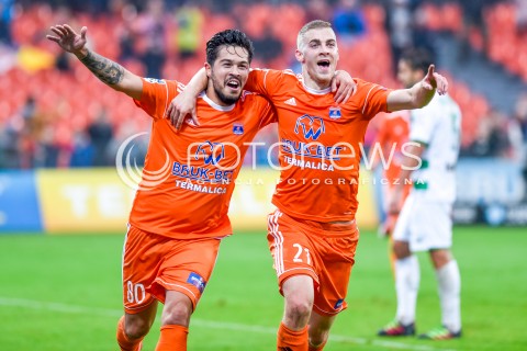  23.09.2017 NIECIECZA <br />PILKA NOZNA - EKSTRAKLASA SEZON 2017/2018<br />MECZ BRUK-BET TERMALICA NIECIECZA - LECHIA GDANSK<br />N/Z GABRIEL IANCU VLADISLAVS GUTKOVSKIS RZUT KARNY RADOSC BRAMKA GOL NA 2:1<br /> 