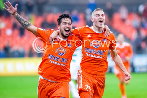  23.09.2017 NIECIECZA <br />PILKA NOZNA - EKSTRAKLASA SEZON 2017/2018<br />MECZ BRUK-BET TERMALICA NIECIECZA - LECHIA GDANSK<br />N/Z GABRIEL IANCU VLADISLAVS GUTKOVSKIS RZUT KARNY RADOSC BRAMKA GOL NA 2:1<br /> 