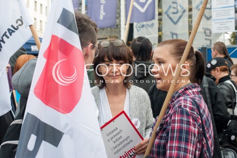  24.09.2017 WARSZAWA<br />DEMONSTRACJA DOSC UPOKARZANIA POLEK<br />N/Z KAZIMIERA SZCZUKA PAULINA PIECHNA WIECKIEWICZ<br /> 