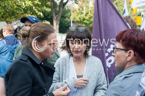  24.09.2017 WARSZAWA<br />DEMONSTRACJA DOSC UPOKARZANIA POLEK<br />N/Z KAZIMIERA SZCZUKA BARBARA NOWACKA<br /> 