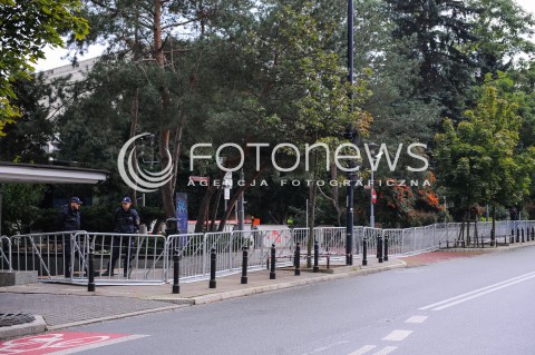  24.09.2017 WARSZAWA <br />DEMONSTRACJA DOSC UPOKARZANIA POLEK<br />N/Z BARIERKI PRZED SEJMEM SEJM POLICJA<br /> 