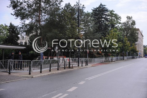  24.09.2017 WARSZAWA <br />DEMONSTRACJA DOSC UPOKARZANIA POLEK<br />N/Z BARIERKI PRZED SEJMEM SEJM POLICJA<br /> 