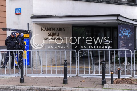  24.09.2017 WARSZAWA <br />DEMONSTRACJA DOSC UPOKARZANIA POLEK<br />N/Z BARIERKI PRZED SEJMEM SEJM POLICJA<br /> 