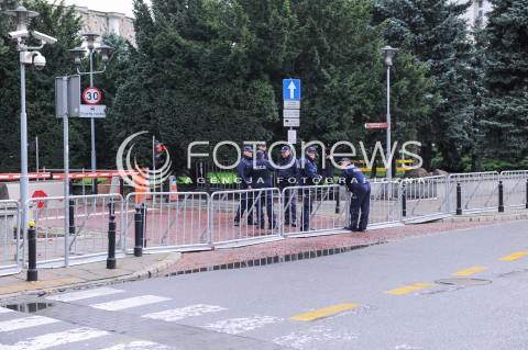  24.09.2017 WARSZAWA <br />DEMONSTRACJA DOSC UPOKARZANIA POLEK<br />N/Z BARIERKI PRZED SEJMEM SEJM POLICJA<br /> 