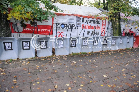  24.09.2017 WARSZAWA <br />DEMONSTRACJA DOSC UPOKARZANIA POLEK<br />N/Z TACZKI ZE ZDJECIAMI POLITYKOW<br /> 