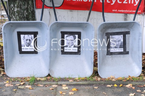  24.09.2017 WARSZAWA <br />DEMONSTRACJA DOSC UPOKARZANIA POLEK<br />N/Z TACZKI ZE ZDJECIAMI POLITYKOW ZBIGNIEW ZIOBRO JAN SZYSZKO KRZYSZTOF JURGIEL<br /> 