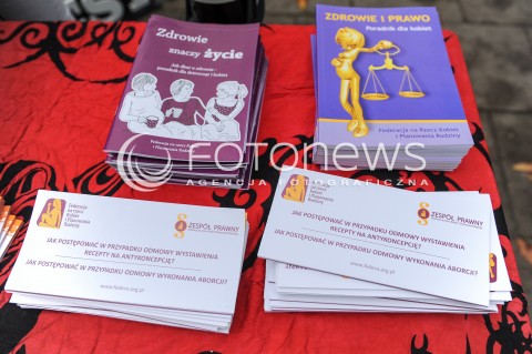  24.09.2017 WARSZAWA <br />DEMONSTRACJA DOSC UPOKARZANIA POLEK<br />N/Z MATERIALY PROMOCYJNE ANTYKONCEPCJA ABORCJA<br /> 
