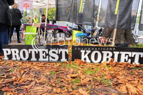  24.09.2017 WARSZAWA <br />DEMONSTRACJA DOSC UPOKARZANIA POLEK<br />N/Z NAPIS PROTEST KOBIET<br /> 