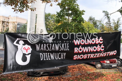  24.09.2017 WARSZAWA <br />DEMONSTRACJA DOSC UPOKARZANIA POLEK<br />N/Z TRANSPARENT WARSZAWSKIE DZIEWUCHY<br /> 