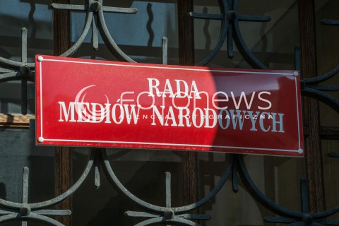 28.09.2017 WARSZAWA<br />POSIEDZENIE RADY MEDIOW NARODOWYCH<br />N/Z TABLICZKA INFORMACYJNA RADA MEDIOW NARODOWYCH TABLICA NAPIS<br /> 