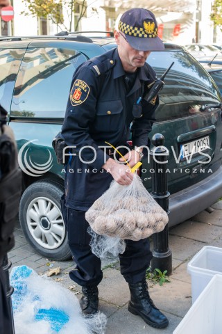  28.09.2017 WARSZAWA<br />INTERWENCJA STRAZY MIEJSKIEJ W SPRAWIE HANDLU ZIEMNIAKAMI<br />N/Z STRAZ MIEJSKA ZIEMNIAKI<br /> 