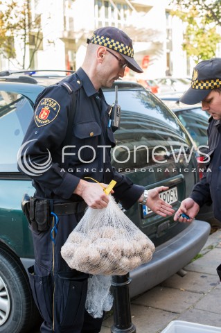  28.09.2017 WARSZAWA<br />INTERWENCJA STRAZY MIEJSKIEJ W SPRAWIE HANDLU ZIEMNIAKAMI<br />N/Z STRAZ MIEJSKA ZIEMNIAKI<br /> 