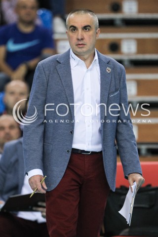  30.09.2017 RZESZOW<br />SIATKOWKA PLUSLIGA 2017/2018 MEN VOLLEYBALL POLAND POLISH PLUS LIGA LEAGUE SEASON 2017/2018<br />MECZ ASSECO RESOVIA RZESZOW - DAFI SPOLEM KIELCE <br />N/Z ROBERTO SERNIOTTI - I TRENER ( HEAD COACH ) SYLWETKA <br /> 